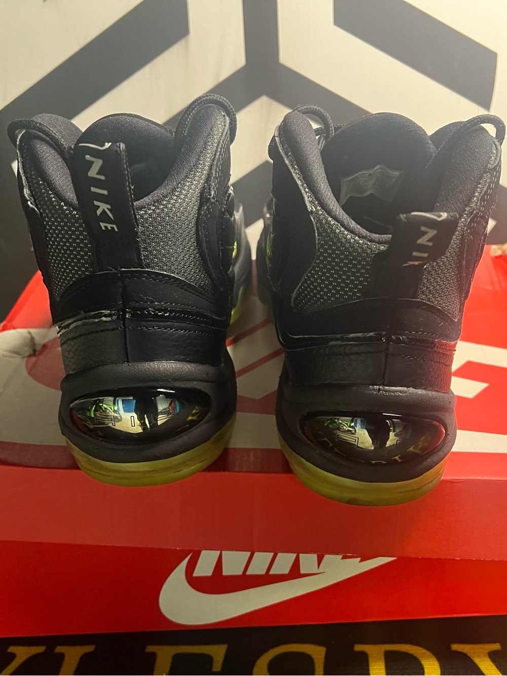 Nike Black and Neon Green Uptempo. - Picture 6 of 6